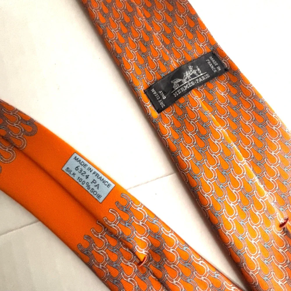 Hermes Paris Mens Orange Silk Horseshoe Link Pattern Necktie 6324 PA France EUC